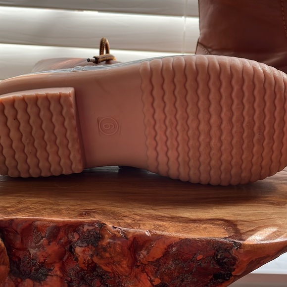 Duck boots worn once. Perfect condition. Size 6. - Picture 2 of 4